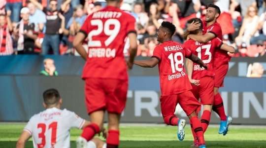 Lucas Alario (Bayer Leverkusen) xâm nhập vòng cấm trước khi nhận một đường chuyền tuyệt vời của đồng đội và tung một cú sút chuẩn xác để đánh bại thủ môn. Quả bóng bay vào góc thấp bên trái khung thành.