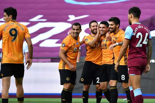 Một cú sút tuyệt vời! Pedro Neto (Wolves) thể hiện sự bình tĩnh tuyệt vời trong vòng cấm để tung một cú sút nhanh vào làm tung nóc lưới. Tỉ số là 0:2.