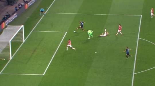 Vào! Mauro Icardi (Inter) cướp được bóng sau sai lầm tồi tệ của thủ môn Jeroen Zoet và bàn thắng đã được ghi. Tỉ số là 1:2.