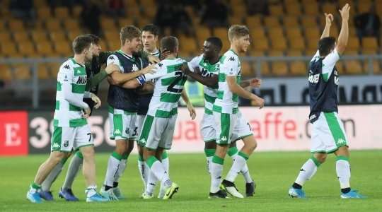 Vào! Domenico Berardi (Sassuolo) sút bóng bật ra vào góc phải phía dưới sau khi bóng đến chỗ anh ấy trong vòng cấm. Tỉ số là 2:2.