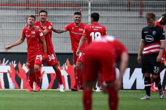 Vào! Christian Gentner nạp đạn cho Suleiman Abdullahi (Union Berlin) ở một vị trí bên trong vòng cấm, và cầu thủ này đã giữ được cái đầu lạnh để sút chìm vào chính giữa khung thành, đưa bóng nằm gọn trong lưới. Tỉ số là 3:0.