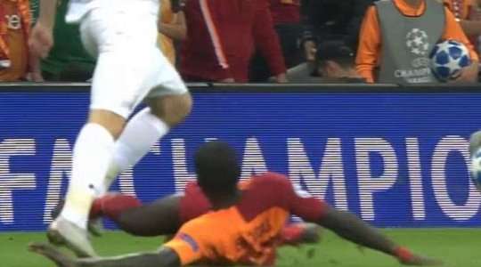 Papa Ndiaye (Galatasaray) phải biết anh ấy sẽ bị đuổi vì lỗi này, nhưng anh ấy phải chặn đối phương bằng bất cứ giá nào. Gianluca Rocchi rút thẻ vàng cho anh ấy và trận đấu đã kết thúc với anh ấy.
