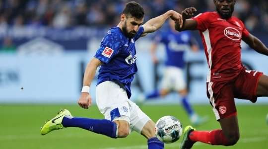 Vào - 1:0! Benito Raman kiến tạo cho Daniel Caligiuri (Schalke) trong vòng cấm và anh ấy cứa bóng vào bên trái mành lưới và qua Zackary Steffen.