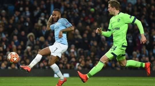 Vào! Leroy Sane nạp đạn cho Raheem Sterling (Manchester City) ở một vị trí bên trong vòng cấm, và cầu thủ này đã giữ được cái đầu lạnh để sút bóng vào góc trái khung thành, làm tung lưới thủ môn đối phương. Tỉ số là 4:0.