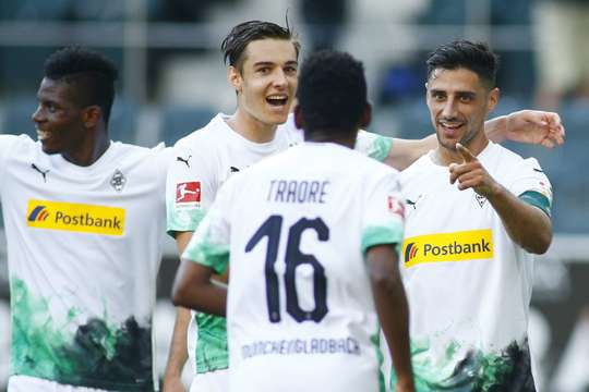Vào! Lars Stindl (B. Monchengladbach) thể hiện sự nhạy bén của mình trong vòng cấm khi anh ấy đón một đường chuyền thông minh từ đồng đội và tung cú sút một chạm vào góc phải phía dưới. Ibrahima Traore là người đã kiến tạo bàn thắng. Tỉ số là 3:0.