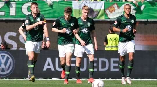 Robin Knoche (Wolfsburg) bật cao hơn các hậu vệ đối phương trong vòng 5m50 để đón quả phạt góc và ghi bàn với một cú đánh đầu đập đất vào ngay giữa khung thành. Thủ môn đã không kịp phản ứng trong tình huống vừa rồi. Tỉ số bây giờ là 3:0.