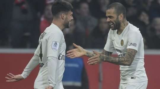 Bóng đã đi vào lưới! Kylian Mbappe thực hiện một đường căng ngang vào vòng cấm và ở phía bên kia, Juan Bernat (Paris SG) dứt điểm gọn gàng vào góc thấp bên phải mành lưới. 1:1.