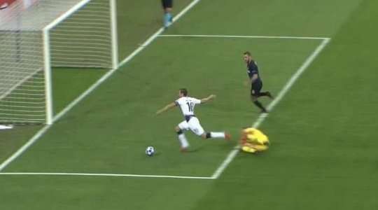 Harry Kane (Tottenham) vượt qua một cầu thủ đối phương nhưng không thể giữ bóng trong sân.