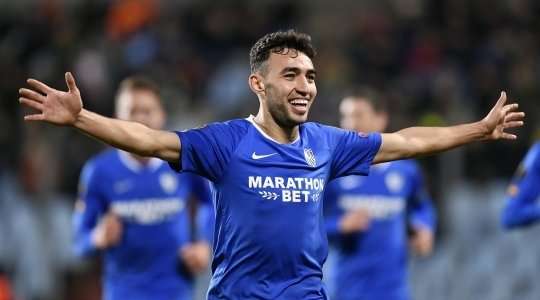 VÀO! Munir El Haddadi (Sevilla) nhận một đường chuyền và từ trong vòng cấm anh ấy lốp bóng qua Jonathan Joubert, người đã ra khỏi vạch vôi. Một pha dứt điểm tuyệt vời! 0:5.