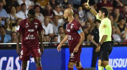Một chiếc thẻ vàng xứng đáng. Cú tắc bóng của Mamadou Fofana (Metz) là khá thô bạo và trọng tài Frank Schneider đã không do dự rút ra một chiếc thẻ vàng cho anh ấy.