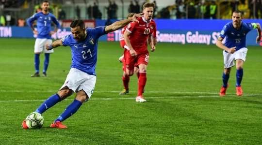 Vào! Fabio Quagliarella (Ý) giành chiến thắng trên chấm phạt đền bằng một cú sút không thể cản phá, vượt qua tầm với của thủ môn Benjamin Buchel vào góc trái khung thành.
