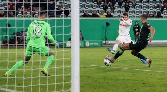 Vào! Timo Werner chuyền bóng cho Marcel Sabitzer (RB Leipzig) và cầu thủ này có một cú sút bị bị đổi hướng ngay trong vòng cấm, khiến thủ môn Pavao Pervan không thể làm gì được. 0:2.