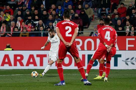 Junior Vinicius thực hiện một đường chuyền sắc như dao cạo và Karim Benzema (Real Madrid) đã thoát xuống, tung một cú sút chìm từ rìa vòng cấm làm tung lưới khung thành đối phương! Bóng đập cột dọc bên phải vào lưới, khiến thủ môn không kịp trở tay. Tỉ số là 0:2!