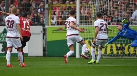 Marco Terrazzino (Freiburg) có mặt đúng lúc và dứt điểm gọn gàng một pha bóng bật ra, cú sút của anh đi vào góc thấp bên trái khung thành.