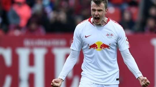 Vào! Quả phạt góc trước đó được treo vào vòng cấm và Lukas Klostermann (RB Leipzig) sút bóng vào lưới sau pha kiến tạo bằng đầu của Ibrahima Konate. 0:1.