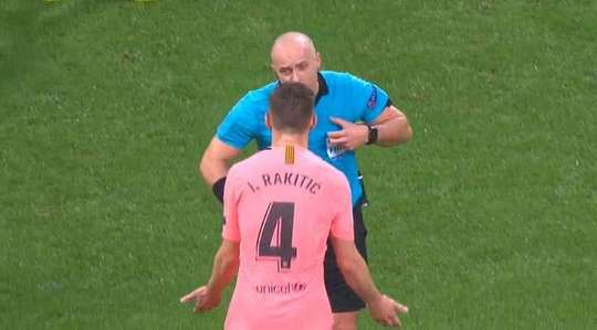 Trọng tài ngày hôm nay, Szymon Marciniak quyết định phạt thẻ vàng đối với Ivan Rakitic (Barcelona) vì một pha tắc bóng thô bạo.