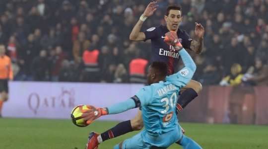 Trọng tài rút thẻ đỏ. Steve Mandanda (Marseille) sẽ phải rời sân.