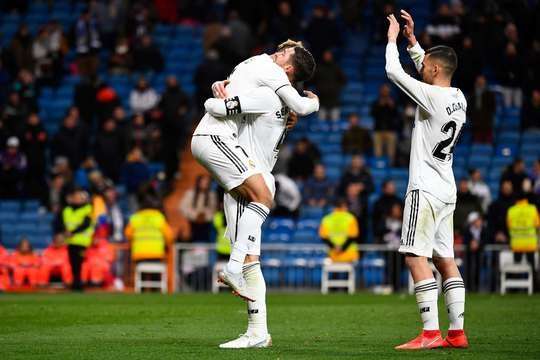 Alvaro Odriozola thực hiện một đường chuyền bổng chuẩn xác vào trong vòng cấm, nơi Mariano (Real Madrid) bật cao hơn các hậu vệ đối phương để đón bóng và đánh đầu thành công vào góc phải khung thành. Tỉ số bây giờ là 3:0.