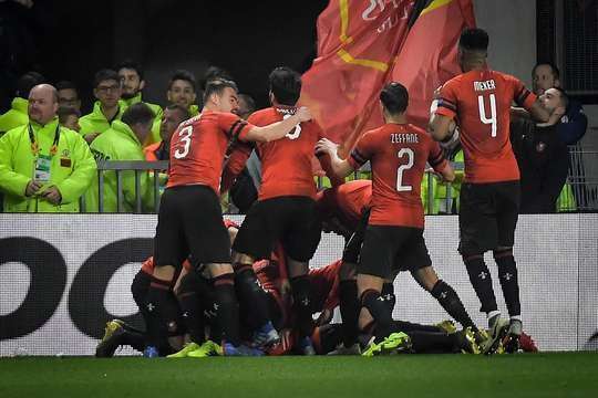 Vào! Benjamin Bourigeaud (Rennes) đón bóng bật ra và từ rìa vòng cấm, anh ấy tung một cú sút đi vào góc phải phía trên. Tỉ số là 1:1.