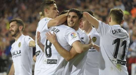 Goncalo Guedes (Valencia) nhận một đường chuyền đẹp mắt từ đồng đội và tung cú sút căng, đưa bóng vào sát mé trong cột dọc bên trái trong sự bất lực của thủ môn.
