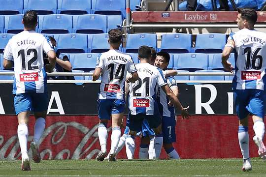 Vào! Adri Embarba chuyền bóng cho Lei Wu (Espanyol) thoát xuống đối mặt với thủ môn trước khi anh này lốp một đường bóng chuẩn xác từng milimét qua đầu thủ môn để vào lưới!
