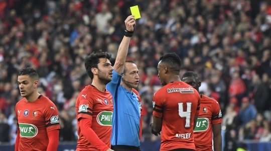 Edson Mexer (Rennes) nhận một chiếc thẻ vàng vì pha phạm lỗi của mình.