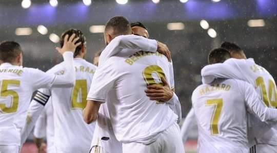 Vào! Karim Benzema (Real Madrid) sút bóng bật ra đi chìm vào chính giữa khung thành sau khi bóng đến chỗ anh ấy trong vòng cấm. Tỉ số là 0:1.