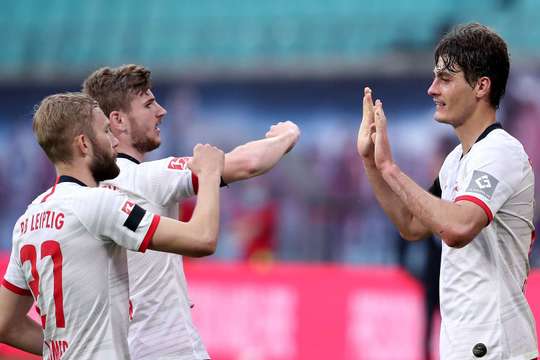 Patrik Schick (RB Leipzig) có lí do để ăn mừng! Anh ấy tung cú sút một chạm từ rìa vòng cấm đi chìm vào chính giữa mành lưới và quả thủ môn. Liệu anh ấy sẽ nhận trách nhiệm hay không? Khó để biết được anh ấy có thể cản phá nó hay không. 2:1.