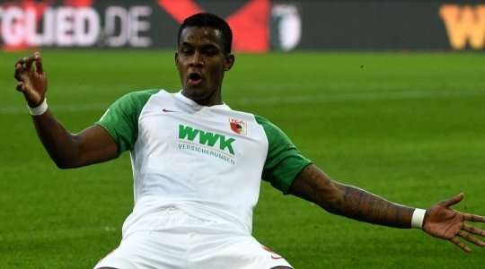 Vào! Sergio Cordova (Augsburg) đã có mặt đúng lúc đúng chỗ để lấy bóng bật ra trong vòng cấm, và anh ấy sút bóng đi chìm vào chính giữa mành lưới. Tỉ số là 2:0.