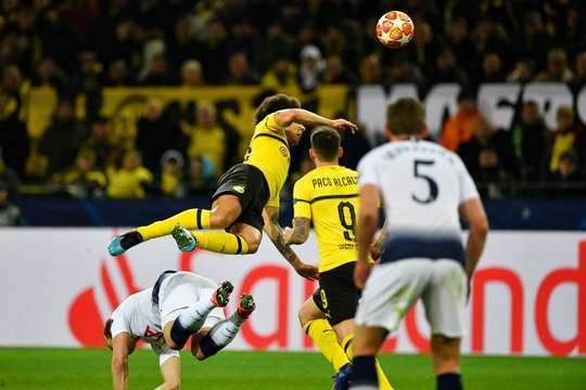 Danny Makkelie thổi phạt. Axel Witsel (Dortmund) đã phạm lỗi khi anh ấy quá máu lửa trong pha tranh bóng vừa rồi.