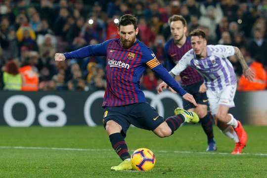 Lionel Messi (Barcelona) đặt bóng tại chấm phạt đền và sút về phía cột dọc bên phải. Pha dứt điểm của anh không đủ lực và thủ môn Jordi Masip đã kịp đổ người đẩy bóng ra ngoài với một tình huống cứu thua xuất sắc.