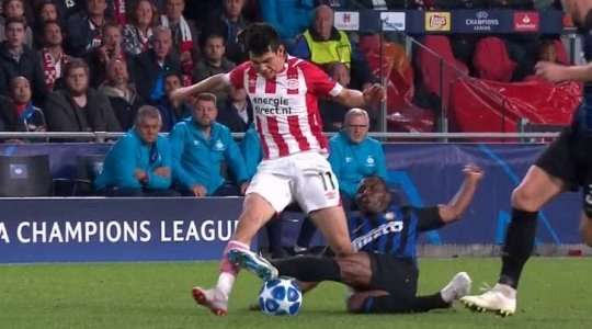 Trận đấu bị gián đoạn vì một chiếc thẻ vàng đang được rút ra cho Kwadwo Asamoah (Inter).