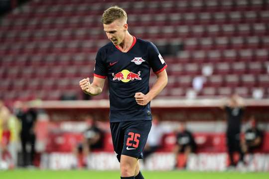 Vào! Dani Olmo (RB Leipzig) đón bóng bật ra và từ rìa vòng cấm, anh ấy tung một cú sút đi vào phía trong cột dọc bên phải. Tỉ số là 2:4.