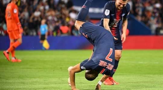Vào! Một đường chọc khe tuyệt vời của Dani Alves mở ra khoảng trống cho Kylian Mbappe (Paris SG) ngay trong vòng cấm, và anh đã không phạm bất kỳ sai lầm nào khi sút mạnh quả bóng về góc thấp bên phải khung thành. Tỉ số là 2:0.