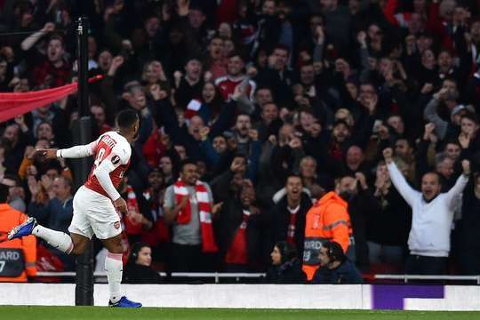 Những động tác kỹ thuật và đường chuyền của Pierre-Emerick Aubameyang đã loại bỏ hoàn toàn thủ môn đối phương trước khi tạo cơ hội cho Alexandre Lacazette (Arsenal) ghi một bàn thắng không thể dễ dàng hơn vào lưới trống! Tỉ số là 1:1.