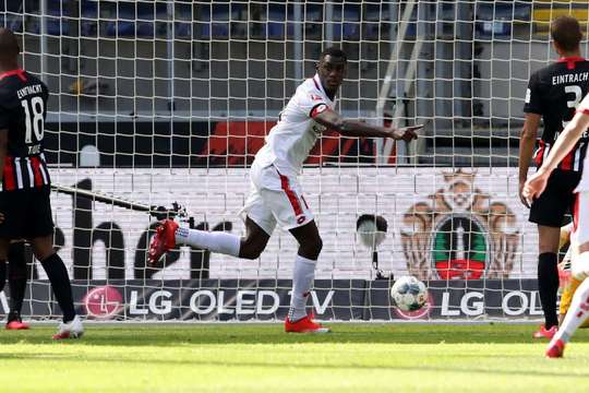 Daniel Brosinski thực hiện quả phạt góc và Moussa Niakhate (Mainz) bật lên cao nhất để tung một cú đánh đầu xuất sắc từ giữa vòng cấm vào góc cao bên phải khung thành. Tỉ số là 0:1.