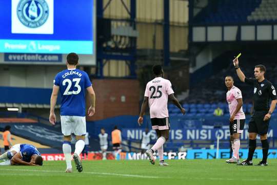 Wilfred Ndidi (Leicester) bị phạt thẻ sau khi làm ngã đối phương. Trọng tài David Coote đã có một quyết định dễ dàng.