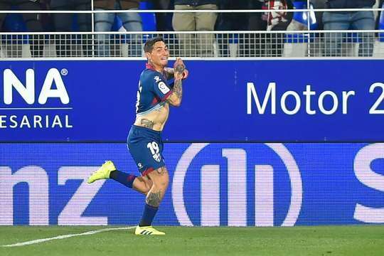 Vào! Ezequiel Avila (Huesca) có đủ khoảng trống trong vòng cấm để đón một đường chuyền từ Jorge Pulido và dứt điểm gọn gàng vào góc cao bên phải khung thành. 2:1.