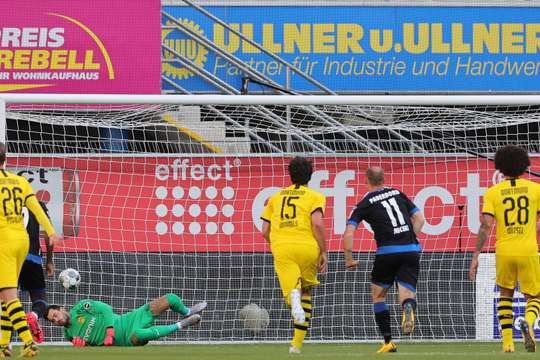 Vào! Uwe Hunemeier (Paderborn) giành chiến thắng trên chấm phạt đền bằng một cú sút không thể cản phá, vượt qua tầm với của thủ môn Roman Burki vào góc cao bên trái.