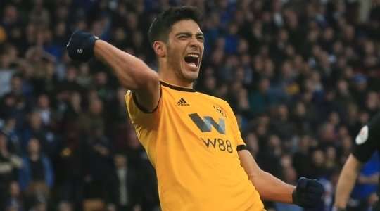 Nó đã đi vào lưới! Diogo Jota tung một đường chuyền đến Raul Jimenez (Wolves), và anh ấy dễ dàng đưa bóng vào lưới trống. Tỉ số là 2:0.