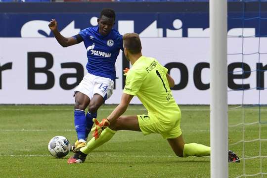 Rabbi Matondo (Schalke) dẫn bóng vào trong vòng cấm và tung một cú sút căng rất nguy hiểm. Tuy vậy, thủ môn đã thi đấu tập trung và có một pha cản phá nhanh để từ chối nỗ lực của anh.
