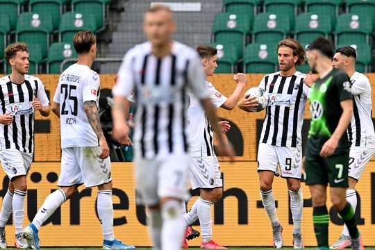Lucas Holer (Freiburg) bật lên đón quả tạt và đánh đầu hiểm hóc vào mé trong cột dọc bên phải.