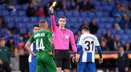 Francois Letexier rút thẻ vàng cho Jacek Goralski (Ludogorets) vì pha phạm lỗi rõ ràng của anh ấy.