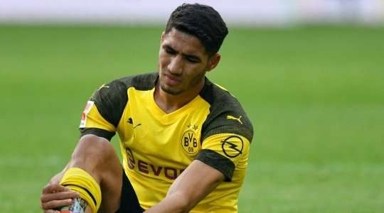 Achraf Hakimi (Dortmund) đang lăn lộn trong đau đớn và anh sẽ được chăm sóc y tế vì trọng tài đã ra hiệu gọi đội bác sĩ.