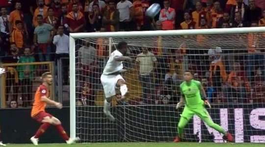 Jefferson Farfan (Lokomotiv Moscow) bật nhảy và đánh đầu trong một tình huống cố định, nhưng bóng đã đi vọt xà ngang.