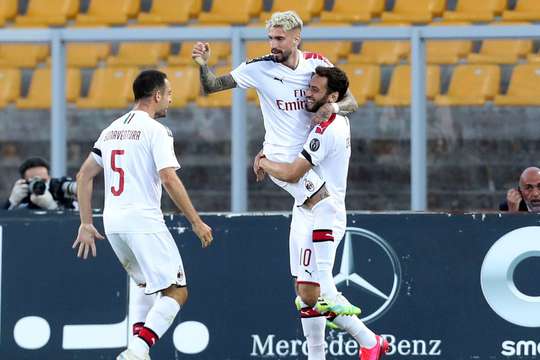 Vào - 0:1! Hakan Calhanoglu kiến tạo cho Samu Castillejo (AC Milan) trong vòng cấm và anh ấy đưa bóng vào góc trái phía dưới và qua Gabriel.