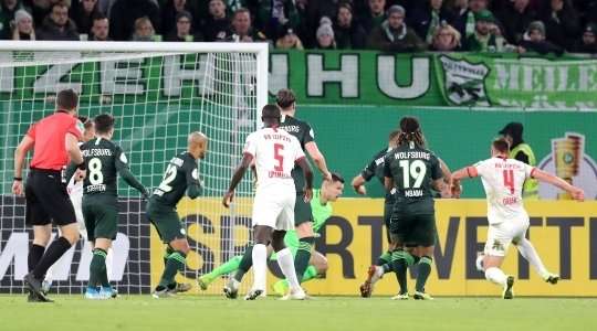 Jeffrey Bruma (Wolfsburg) ghi một bàn phản lưới xui xẻo sau khi anh vô tình làm đổi hướng một cú sút.