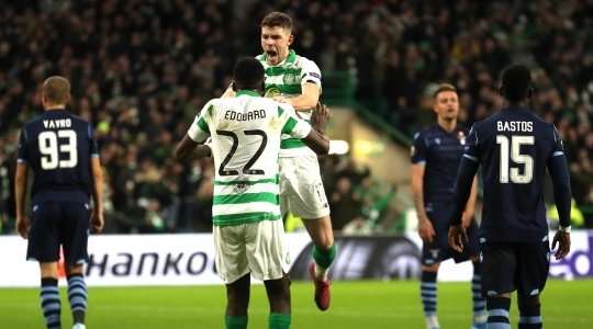 Vào! Odsonne Edouard nhận thấy đồng đội của mình đang đứng ở một vị trí thuận lợi tại rìa vòng cấm và anh thực hiện một đường chuyền gọn gàng cho cầu thủ này. Ryan Christie (Celtic) không cần suy nghĩ nhiều và tung một cú sút một chạm rất căng vào góc phải khung thành. Tỉ số bây giờ là 1:1.