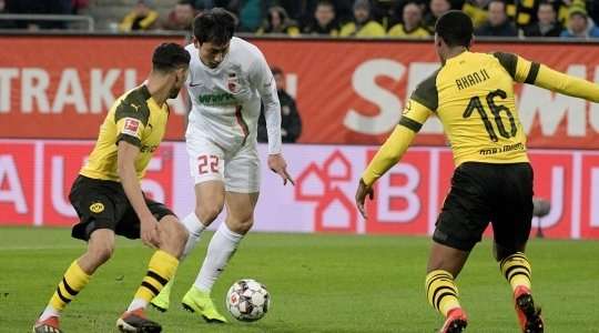 Vào! Dong-Won Ji (Augsburg) sút bóng bật ra vào góc trái phía trên sau khi bóng đến chỗ anh ấy trong vòng cấm. Tỉ số là 1:0.