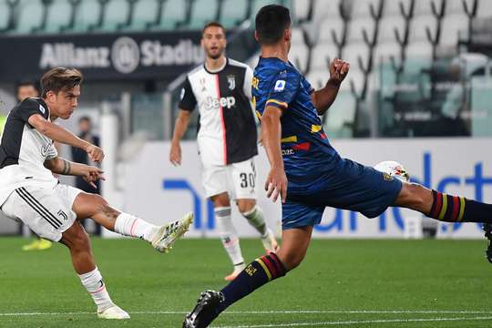 Vào! Cristiano Ronaldo trả bóng về tuyến sau cho Paulo Dybala (Juventus). Và từ một vị trí gần rìa vòng cấm, cầu thủ này đánh bại thủ môn bằng một cú sút đẹp mắt vào góc trên bên phải khung thành. Tỉ số là 1:0.